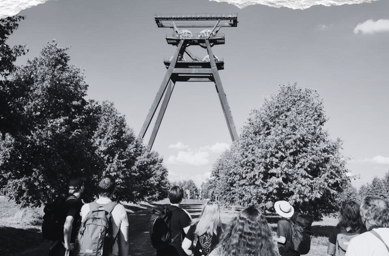 Schwarz-weiß Aufnahme eines Bergbauturms.