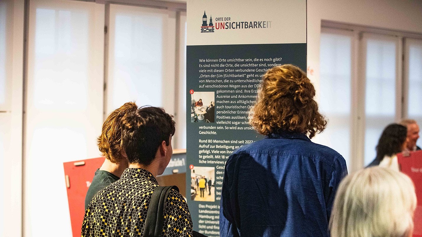 Infotafeln der Ausstellung mit Gästen.