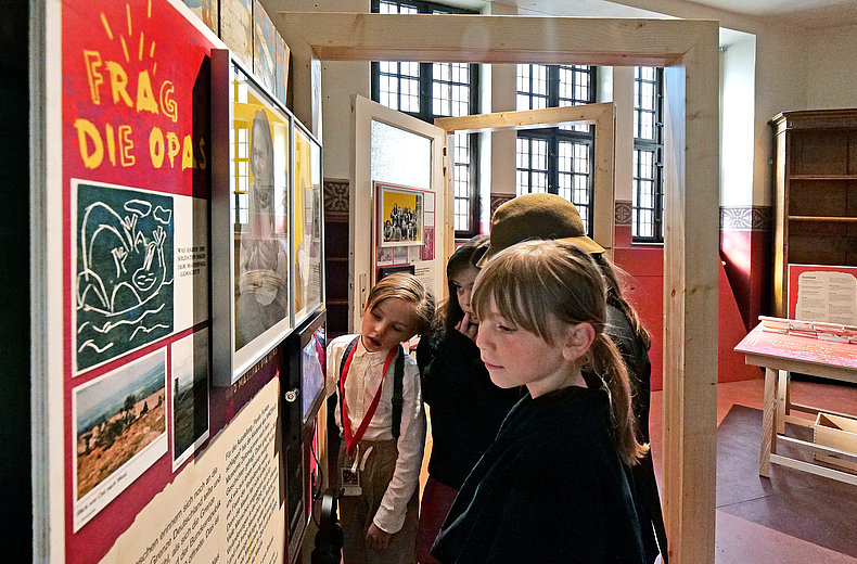 Eröffnung der Ausstellung. Ein Kind schaut sich die Ausstellung an.