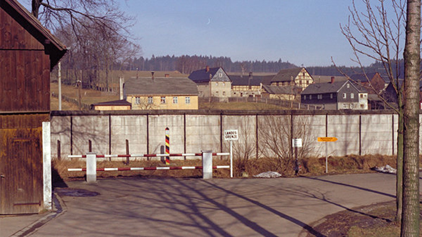Bild aus DDR-Zeiten eines Gebäudes.