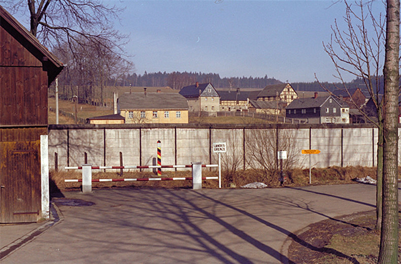 Blick von der bayerischen Seite Mödlareuths auf die Mauer, 1980.