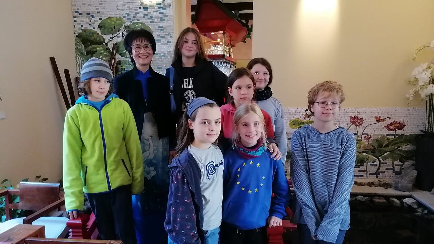 Ein Gruppenfoto der Kinder mit einer Zeitzeugin.
