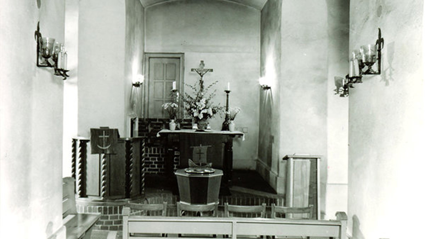 Altarraum der Heilig-Kreuz-Kapelle um 1966.