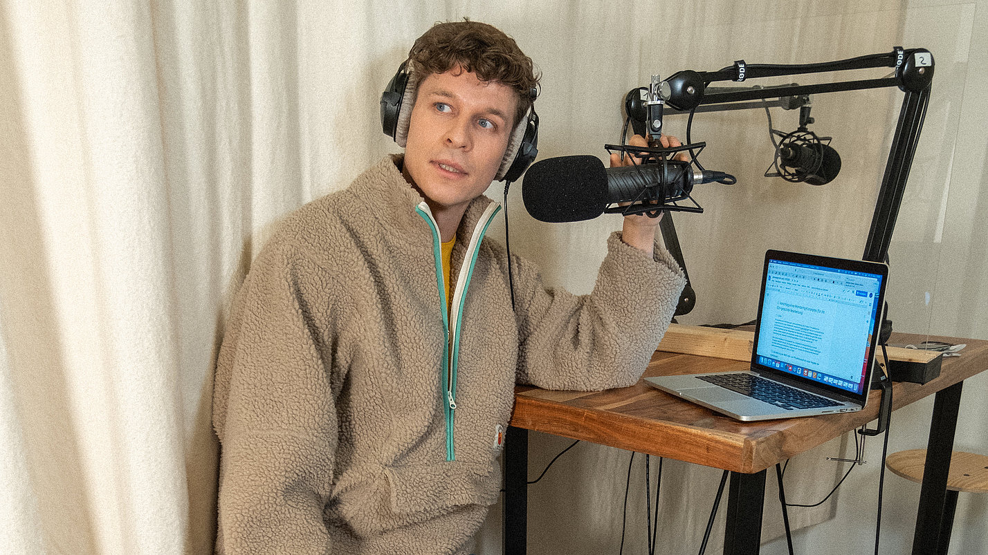 Hinter den Kulissen beim Podcastaufnehmen.